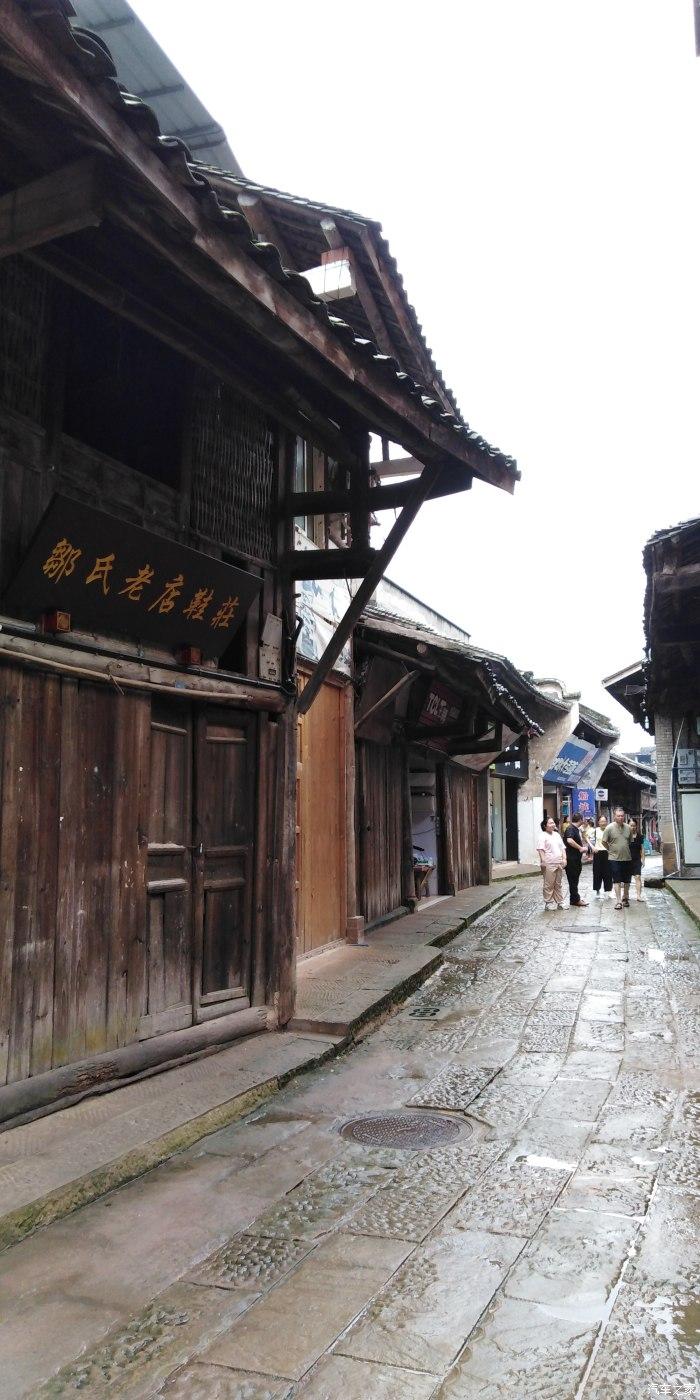 逃离荒废的戏院