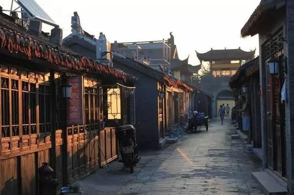 被《繁花》带火，却接连关店！红遍广东的洋品牌，毁于“自恋”